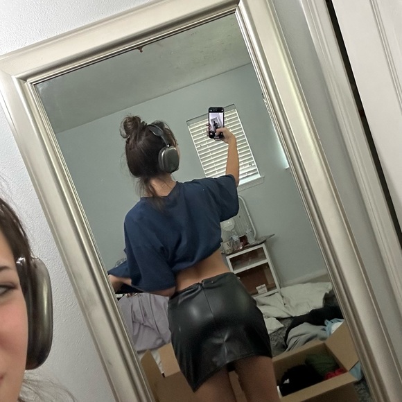 V cut waist line LEATHER MINI SKIRT - Picture 4 of 7